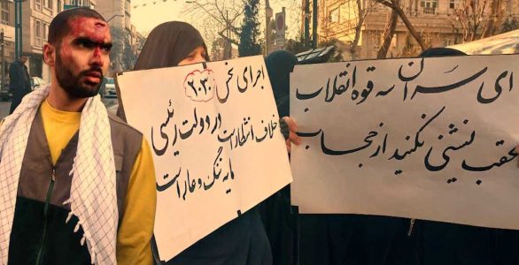 روزنامه هم میهن: چرا با معترضان با وضع حجاب در برابر ریاست جمهوری که پلیس را مجروح کردند برخورد نمی شود؟/ آنها خودشان را مجروح کردند