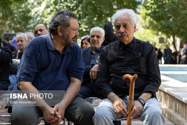 زنان پیکر شیوا ارسطویی روی دوش زنان به خانه ابدی بدرقه شد